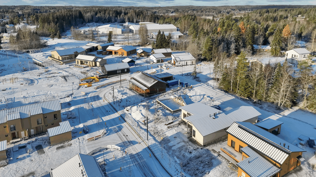 Kuvassa lentokuva Saikan alueelta. Kuvassa taloja ylhäältä päin kuvattuna.