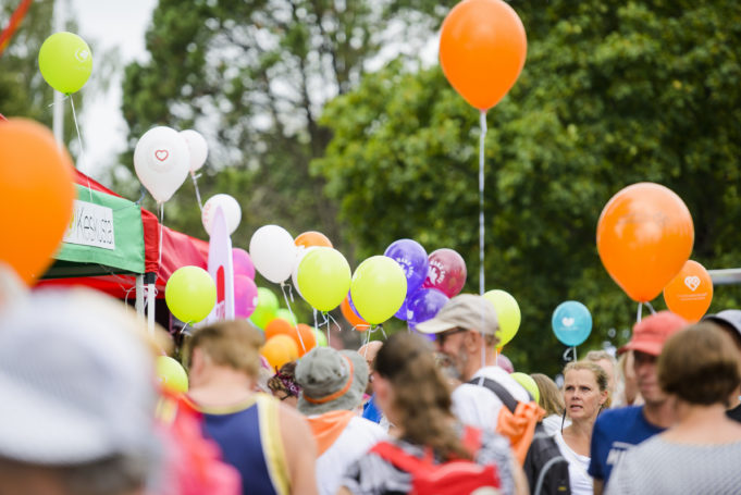 Väkijoukkoa ja ilmapalloja Kuokkalankosken markkinoilla