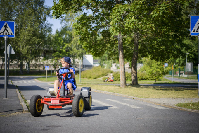 Poika ajaa polkuautolla liikennepuistossa