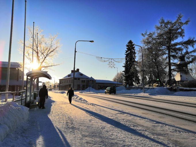 Keskustan bussipysäkki talvella