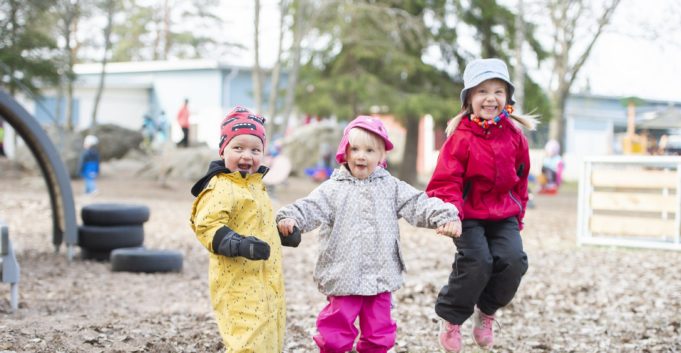 lapset leikkivät Lempäälässä