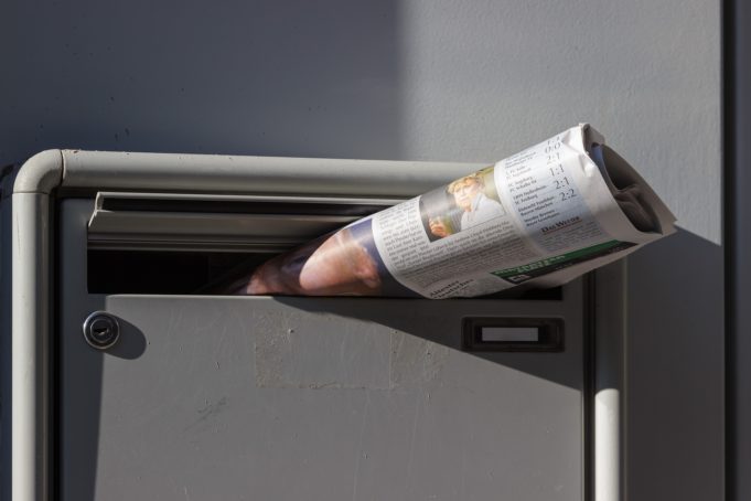 Postilaatikko ja sanomalehti