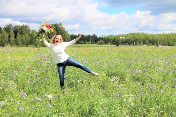 Kunnanjohtaja Heidi Rämö maisemakukkapellolla_