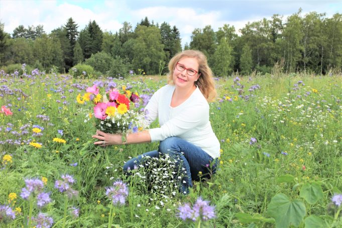 kunnanjohtaja Heidi Rämö maisemakukkapellolla