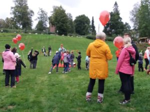 ilmapalloja ja lapsia puistotapahtumassa