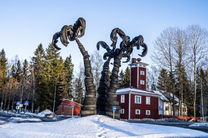 Sääksjärven liikenneympyrän taideteos, Paratiisisaari.