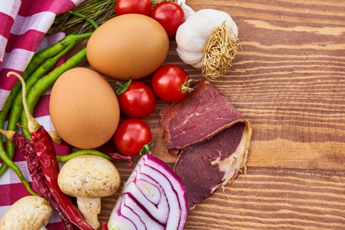Ruoka-aineita, kuten vihanneksia, lihaa ja munia.
