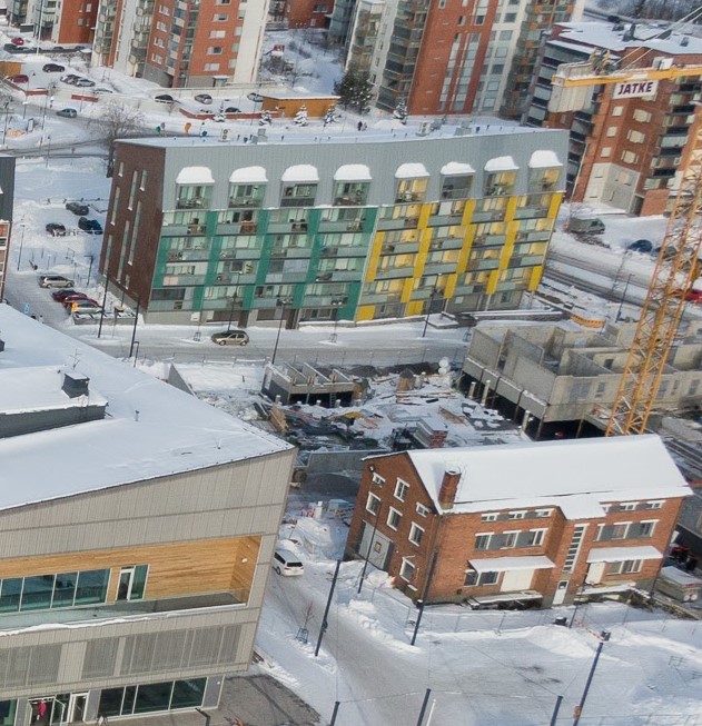 Aavankatu ja kerrostaloja, rakennusta