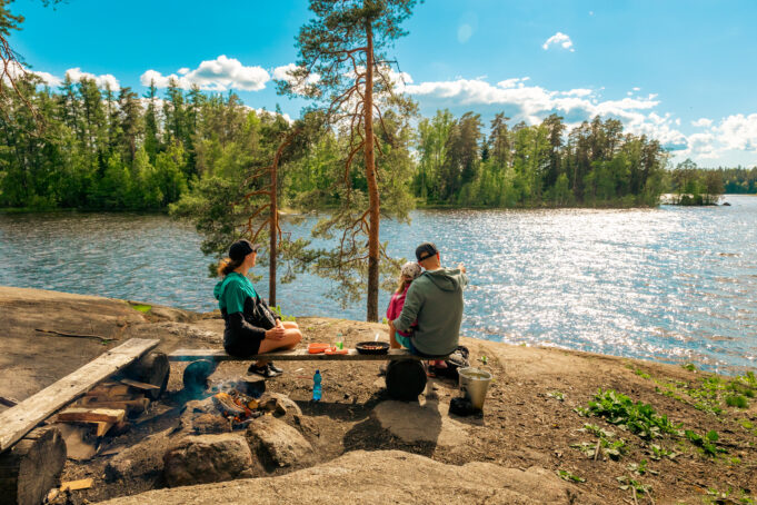 Perhe nuotiopaikalla Kirskaanniemessä.