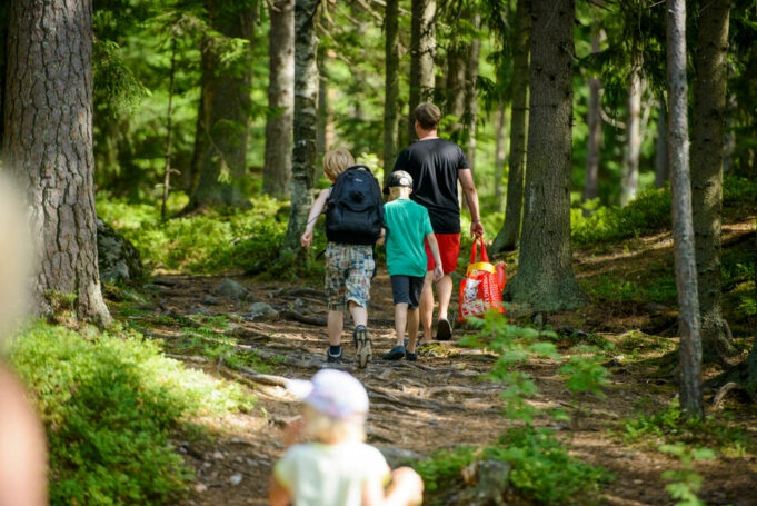 Perhe ulkoilee metsässä