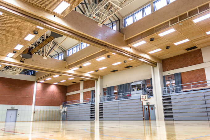 Tyhjä sisäliikuntahalli.