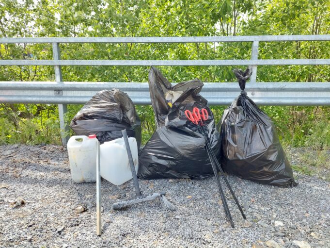 Roskia kerätty jätesäkkeihin, joihin nojaa roskapihdit