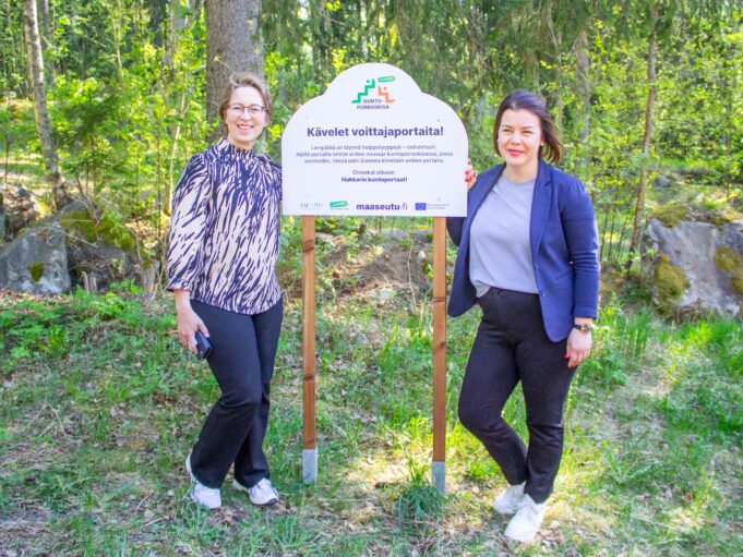 Maa- ja metsätalousministeri Sari Essayah sekä Lempäälän kunnanjohtaja Noora Pajari voitonjuhlissa.