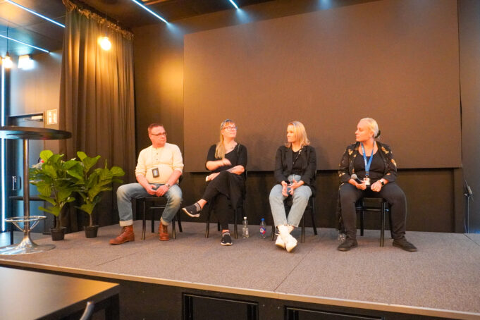 Panelistit koulupoliisi Marko Sokura, kokemusasiantuntija Kiia Marjut, koulukuraattori Emmi Mäkinen ja kouluyhteisöohjaaja Taru Peltoniemi.