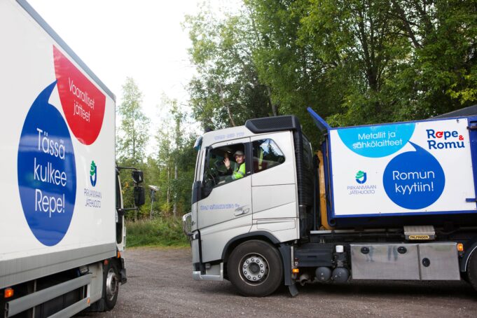 Kaksi valkoista kuorma-autoja, joiden kyljissä on Repe ja Romu -tekstit.
