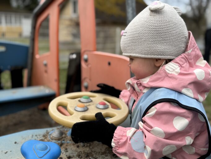 PIeni lapsi leikkii ulkona.