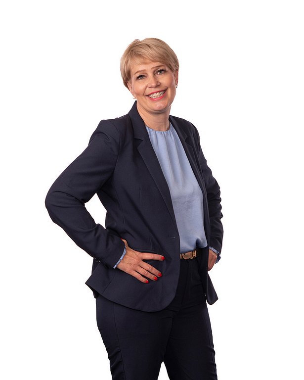 Lempäälän kunnan sivistysjohtaja Nina Lehtinen seisoo ja katsoo kameraan.