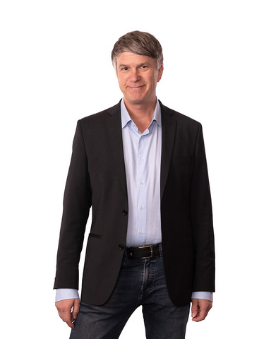 Pate Nikulainen seisoo ja katsoo kameraan.