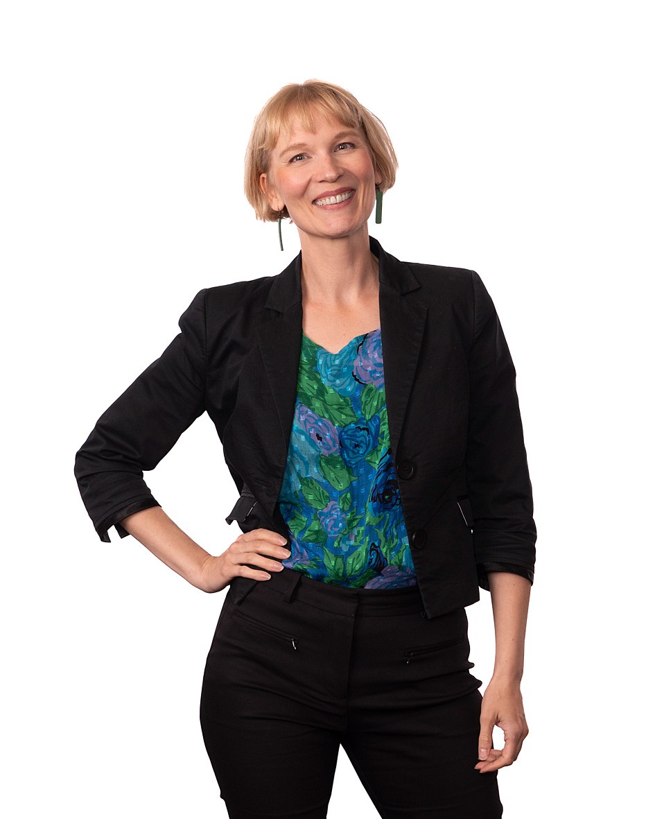 Yhdyskuntajohtaja Tiia Levonmaa seisoo ja katsoo kameraan hymyillen.