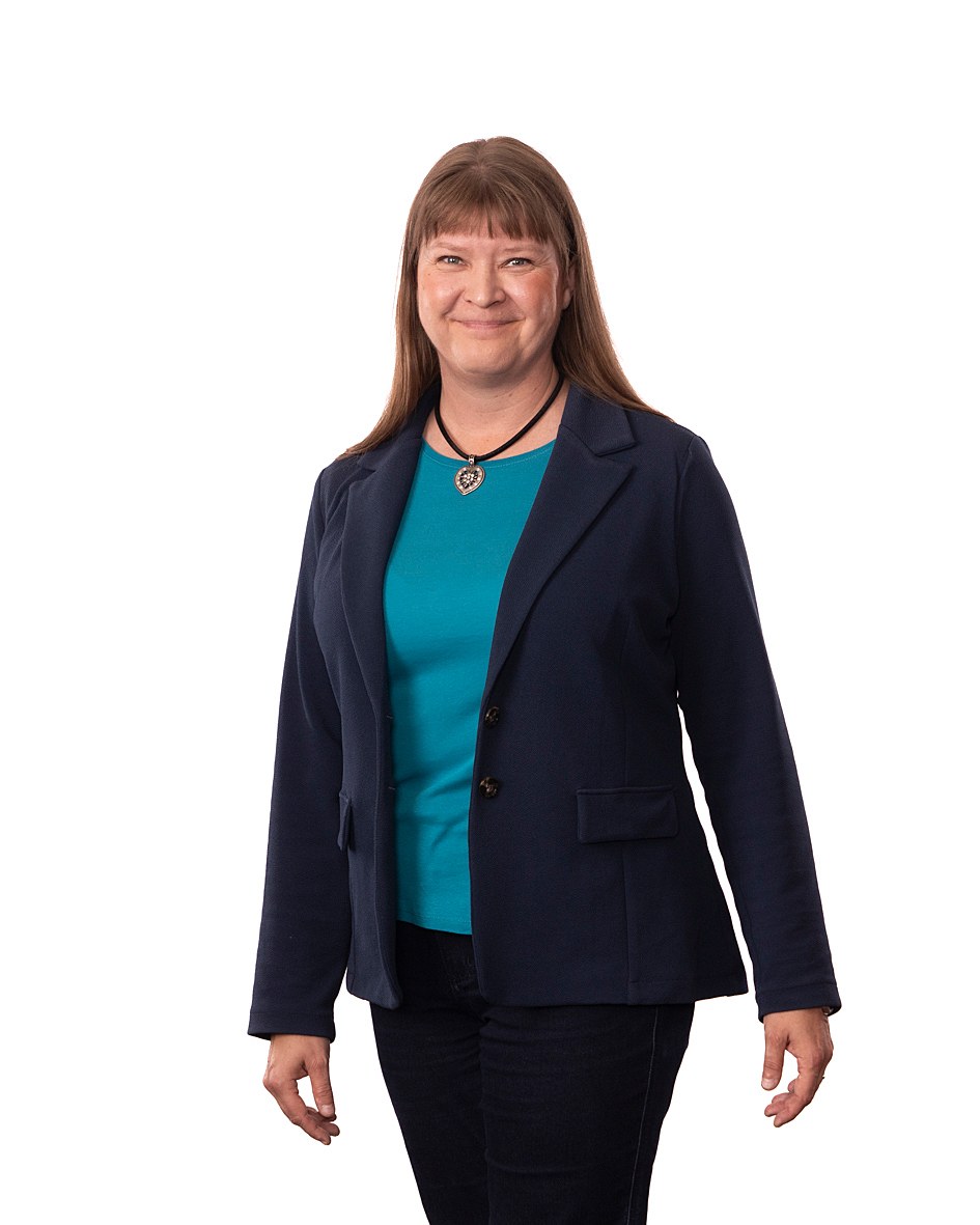 Konsernipalvelujohtaja Maria Virtanen seisoo ja katsoo kameraan hymyillen.