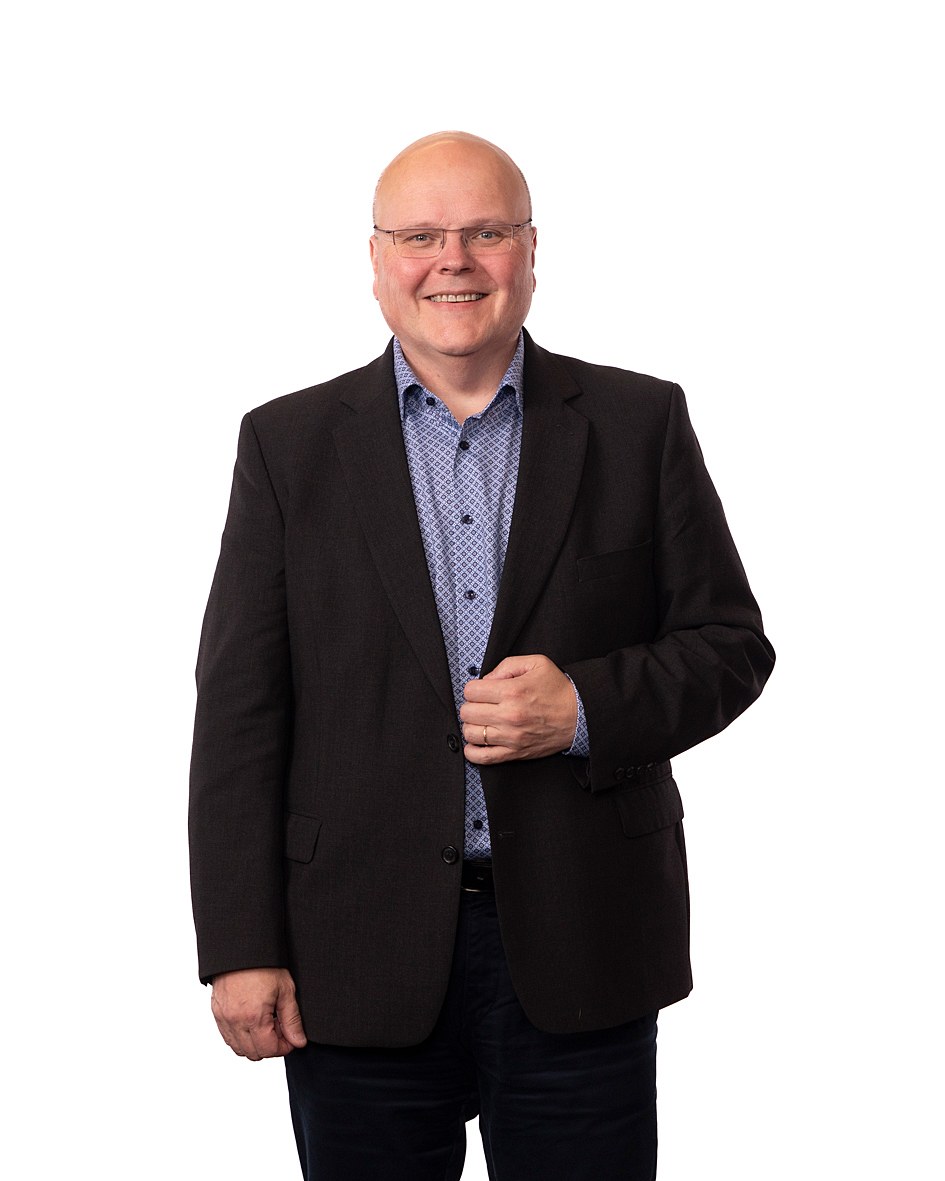 Kehitysjohtaja Antti Korkka seisoo ja katsoo kameraan hymyillen.