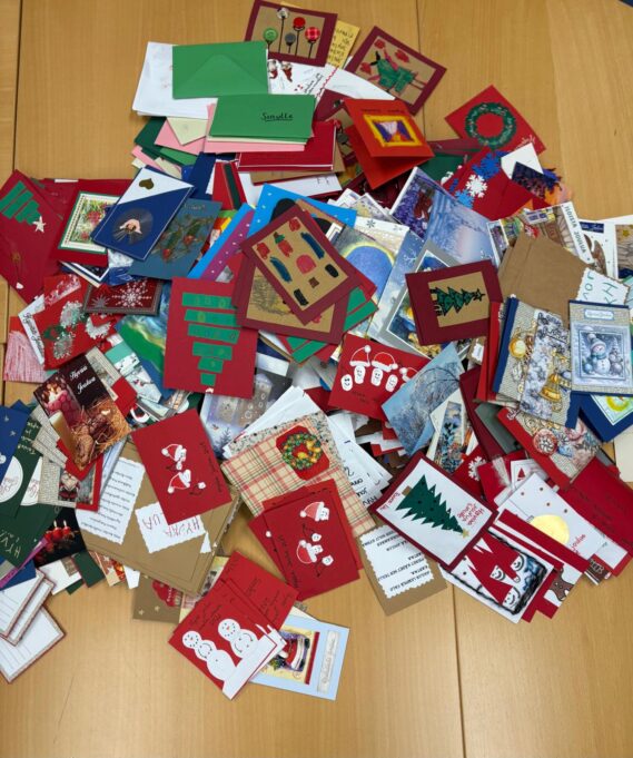 Kasa joulukortteja pöydällä