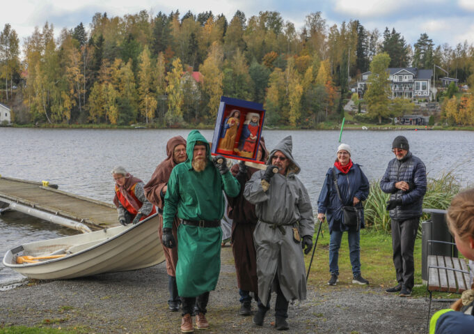Birgitan keskiaikapäivillä miehet kantavat keskiajan teosta.