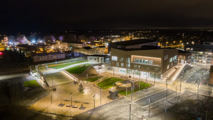 Lempäälä-talo ja Erik Ednerin tori yövalaistuksessa