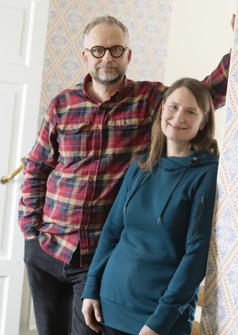 Jukka Vitikka ja Hanna Sannamo seisovat ja katsovat kameraan.