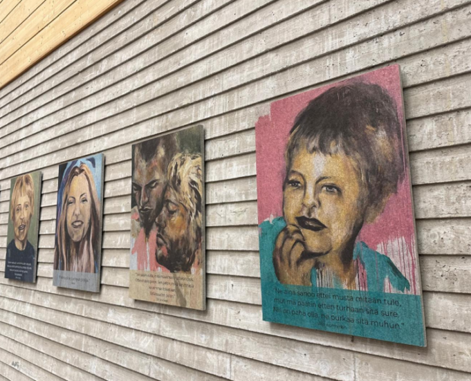 Meidän lapset -teoksia on ripustettu Kanavan yläkoulun seinälle.