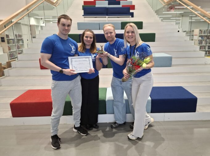 Nurmen koulun tiimi esittelee Tarkalla korvalla -palkintoa.