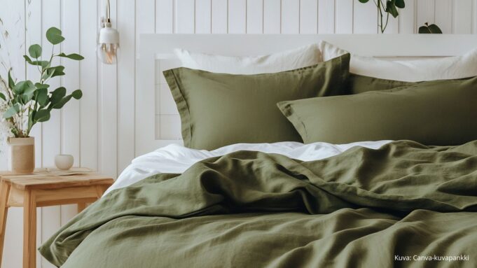 Sänky jossa vihreät lakanat.