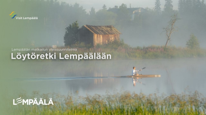 Aamun usvainen järvimaisema, jossa yksittäinen meloja etenee tyynellä vedellä. Taustalla näkyy vanha hirsirakennus ja järvenrantaa ympäröivää kasvillisuutta. Kuvassa on teksti ’Löytöretki Lempäälään – Lempäälän matkailun yleissuunnitelma’ sekä Visit Lempäälä ja Lempäälä -logot.