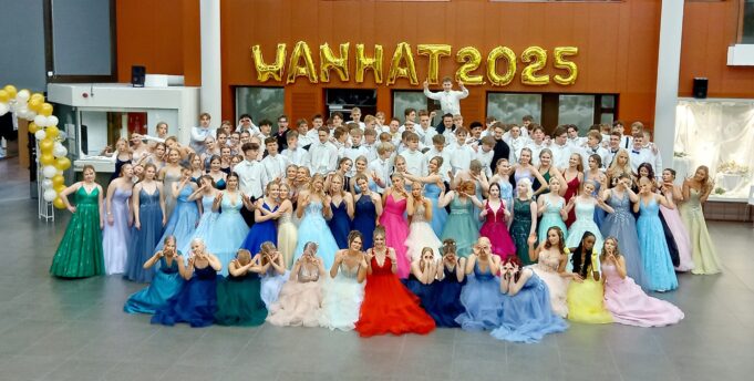 Vanhojen tanssien tanssijat vuodelta 2025 poseeraavat Virta-kampuksella.