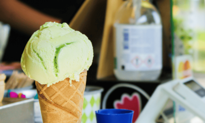 Vaaleanvihreä jäätelötötterö kioskin tiskillä.