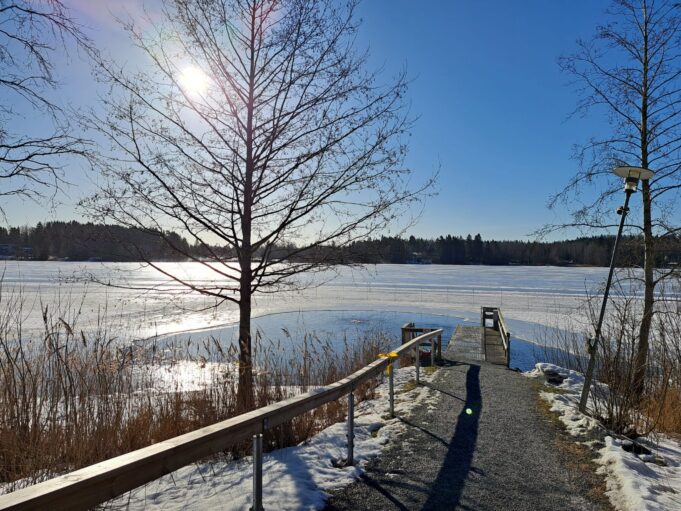 Uimalaituri Rantalan saunan edustalla. Aurinkoinen talvimaisema.