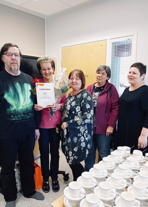 JHL delegaatio ojentamassa tunnustusta