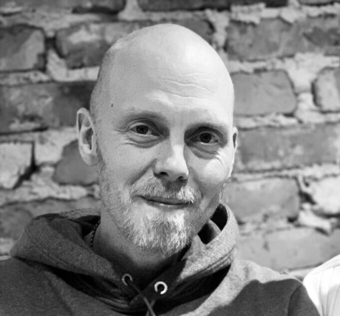 Ilkka Peltoniemi hymyilee kameran suuntaan.