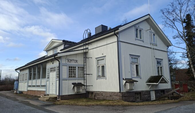 Valkoinen puurakennus.