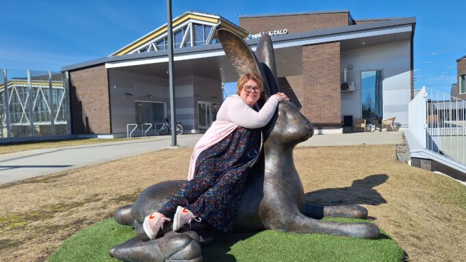 Varautumisasiantuntija Salla Säteri nojaa pupupatsaaseen.