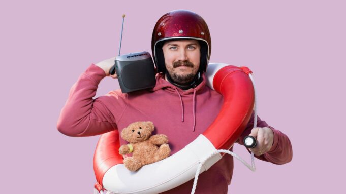 Mies jolla pelastusrengas, kypärä ja radio.