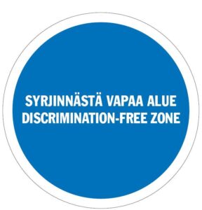 Sininen pyöreä tunnus valkoisella reunuksella. Tunnuksessa lukee ‘Syrjinnästä vapaa alue / Discrimination‑free zone’