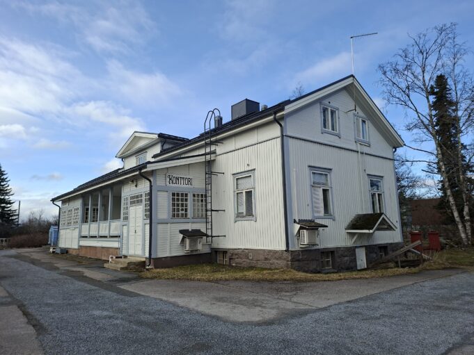 Halkolan nuorisotalo on valkoinen vanha puurakennus.