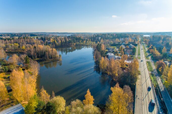 Järvimaisema ja syksyn ruskaa puissa sekä valtatie.